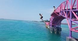 Pengunjung melompat dari Jembatan Cinta di Pulau Tidung-https://www.visit-tidung.com