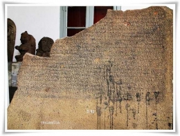 Ilustrasi prasasti kuno terbuat dari batu, sayang sebagian sudah hilang (Foto: Trigangga)
