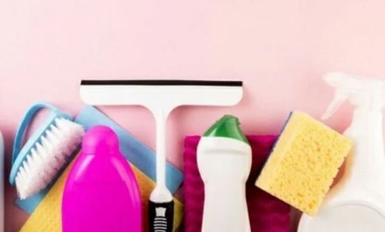 Ilustrasi sikat dan sabun untuk mencuci karpet. Sumber: Freepik via popmama.com
