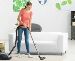 Ilustrasi membersihkan karpet dengan vaccum cleaner. Sumber: Shutterstock via dekoruma.com