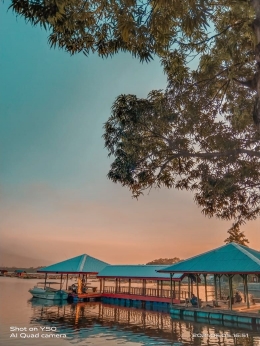 (Foto diambil hari Sabtu, 05 Juni 2021 16:51 di Dermaga wisata Danau Ranu Grati) - Foto keindahan dermaga danau ketika matahari terbenam. Dokpri