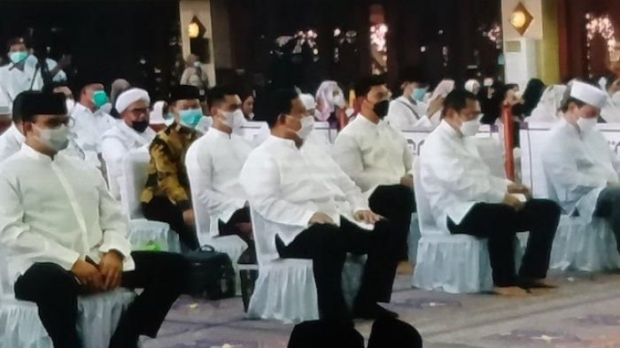 Gubernur DKI Anies Baswedan dan Menhan Prabowo menghadiri acara haul 100 tahun Soeharto di TMII, 8/6/2021 (tribunnews.com).
