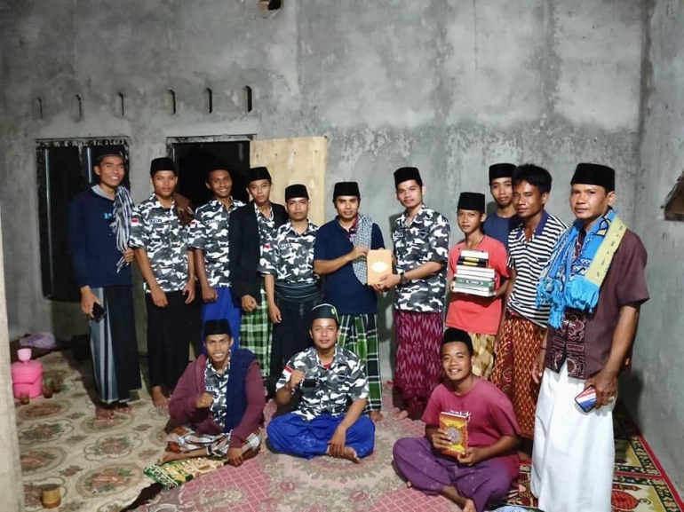Penyaluran Langsung Bantua Al Qur'an oleh Ketua Bapera Pujut Sri Anom Putra Sanjaya / dokpri