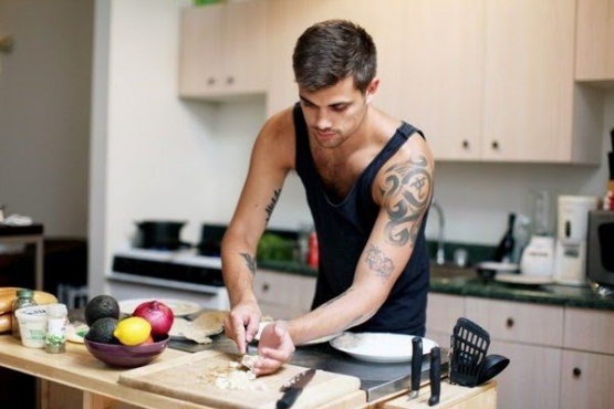 Tak hanya nyetrika dan bersih-bersih, lelaki harus pandai memasak (foto dari brilio.net)