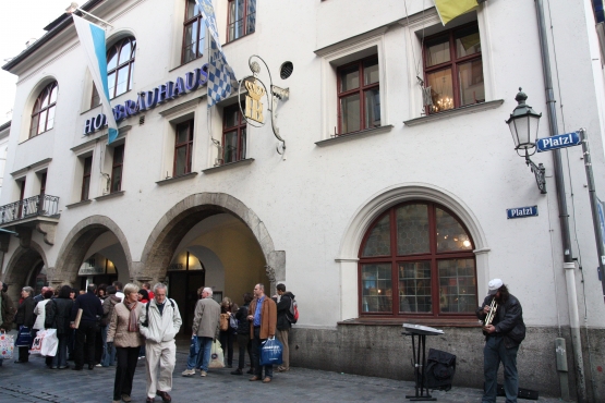Hofbrauhaus, tempat minum bir terkenal di Munich. Sumber: koleksi pribadi