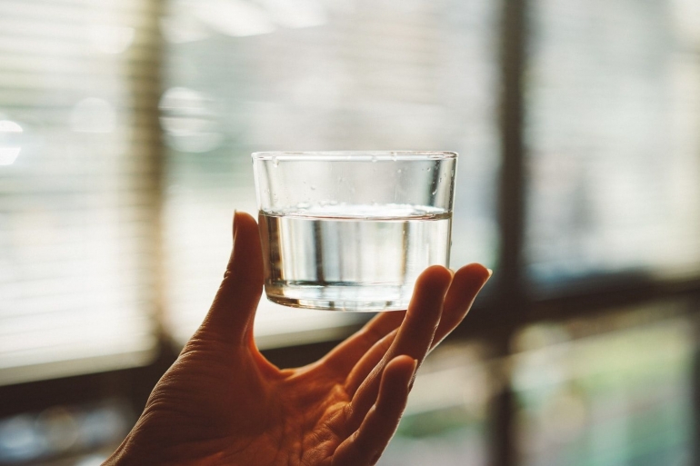 Mengawali pagi hari dengan minum air putih hangat memberi banyak manfaat bagi kesehatan tubuh kita (unsplash.com/Manki Kim)