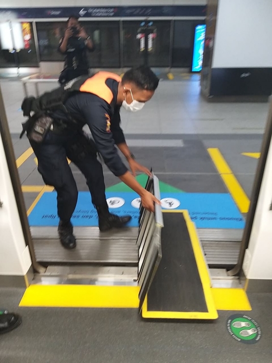 Dokumentasi pribadi Petugas stasiun MRT yang ramah membantu aku memasang "ramp mobile' untuk kursi roda ajaibku .....