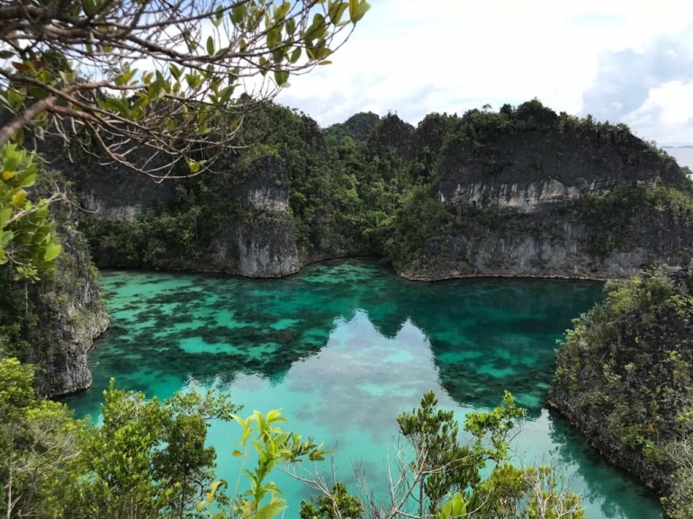 Air laut biru di tengah gugusan karang pulau daya tarik Telaga Bintang - Dok. pribadi