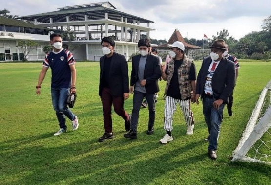 Atta Halilintar (tengah) bersama Putra Siregar dan pemilik Safin Pati, Saiful Arifin. foto:ayosemarang.com