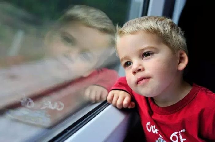 Ilustrasi anak menikmati perjalanan dengan kereta| Sumber: Getty Images via health.grid.id