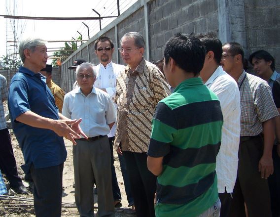 Mas Tojo (kiri), Mas Errol (tengah), Kresnayana Yahya (batik) bersama kawan-kawan Radio SS setelah peletakan batu pertama (Dok-ABH)