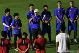 Manajer timnas Indonesia Shin Tae-Yong terlihat memberikan arahan kepada anak asuhnya. Antanews.com