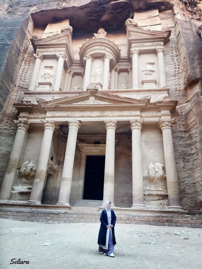 Ilustrasi foto di depan The Treasury, Petra Yordania. Dokpri