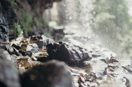 Ilustrasi air menetes di atas batu (Foto oleh cottonbro dari Pexels)