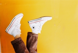 Ilustrasi sepatu putih (Sumber gambar: Pexels/Hoang Loc)