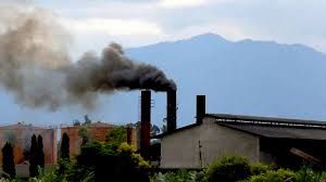 Polusi pabrik juga dapat menjadi penyebab Hujan Asam (sumber gambar : ruangguru.com)