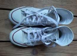 Sepatu putih usia 5 tahun yang sedang kotor (Dokpri)