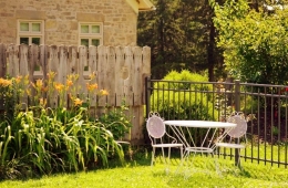 Ciri khas villa menawarkan ketenangan alam dan pesonanya (ilustrasi Pixabay)