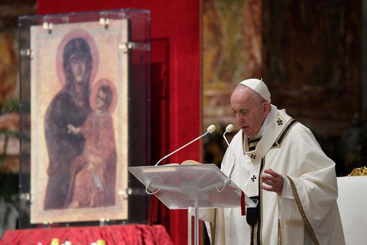 Paus Fransiskus memimpin ekaristi. Foto: kompas.com.