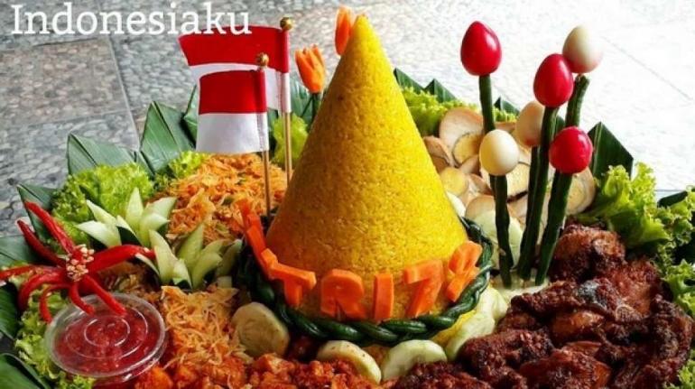 Tumpeng nasi kuning untuk acara perayaan HUT RI | sumber gambar: suara.com