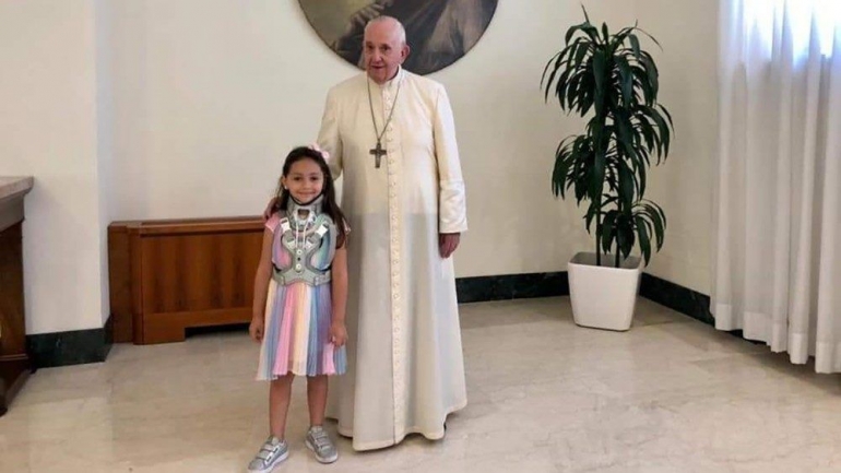 Gadis cilik Noemi korban peluru nyasar mafia bertemu Paus Fransiskus | Facebook Tania Esposito via vaticannews.va