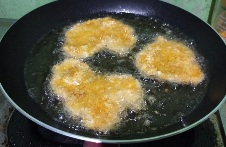 Ayam Katsu siap digoreng [Foto: Siti Nazarotin]