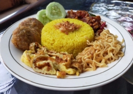 Taraaa Nasi Kuning sudah siap dinikmati. Hmmm lezatnya (Foto: Siti Nazarotin)
