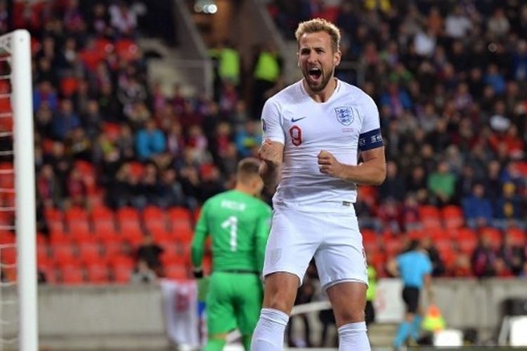 Harry Kane berselebrasi setelah mencetak gol pada dalam kemenangan 6-0 Timnas Inggris di kandang Ceko pada Kualifikasi Euro 2020. (Foto: AFP/GETTY IMAGES EUROPE/JUSTIN SETTERFIELD via KOMPAS.COM)