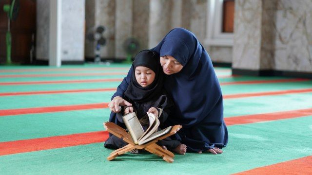 Anak dan Ibu Membaca Al-qur'an (Sumber: kumparan.com)