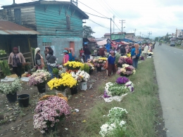 Penjual bunga krisan di sepanjang jalan Pasar PU Raya, Berastagi, Tanah Karo| Dokpri