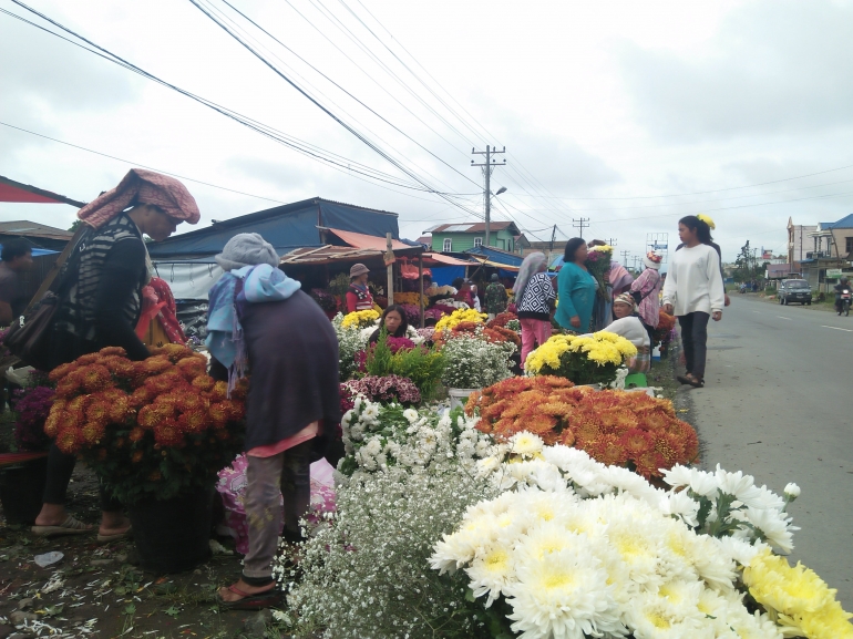 Pasar Bunga di Tepi Jalan Desa Raya, Berastagi, Tanah Karo| Dokpri