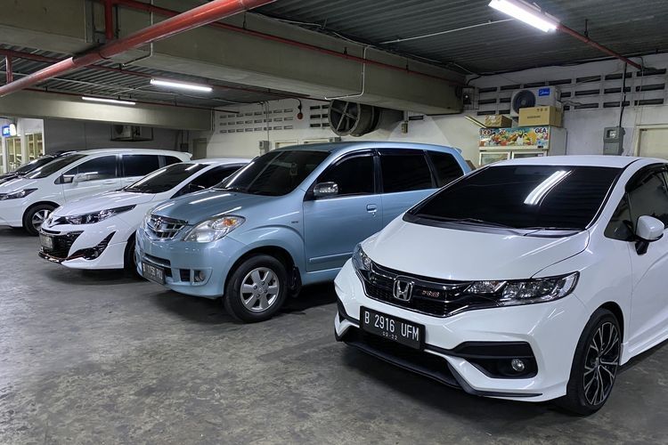 Mobil bekas di WTC Mangga Dua (KOMPAS.com/Aprida Mega Nanda)