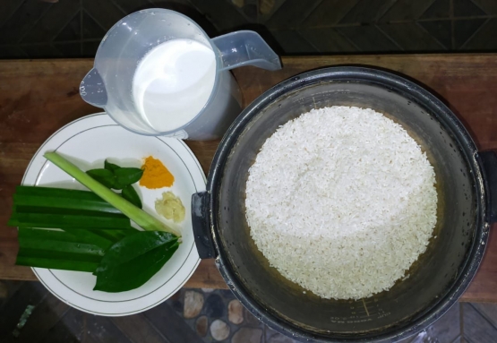 Bahan untuk membuat Nasi Kuning (Foto: Siti Nazarotin)