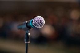 ilustrasi microphone yang digunakan oleh public speaker. Gambar dari pixabay.com
