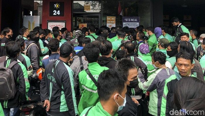 Kerumunan ratusan driver Ojek Online (detik.com)