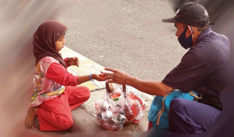 Ilustrasi: Pengemis cilik yang beroperasi di Cimahi Mall Kota Cimahi (Sumber: J.Haryadi)