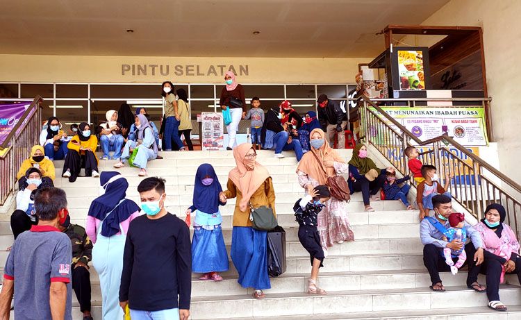 Suasana ramai di aren pintu masuk bagian Selatan Cimahi Mall, tempat pengemis cilik beraktivitas (Sumber: J.Haryadi)