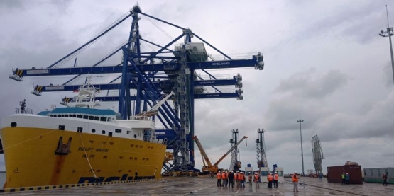 Tiga container crane berkapasitas 45 ton buatan Finlandia tiba di Pelabuhan Kualatanjung Multipurpose Terminal (KTMT), Kabupaten Batubara, Sumatera Utara, Kamis (13/12/2018)(KOMPAS.com / Mei Leandha)