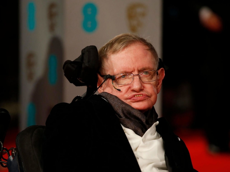 Meskipun mengalami kondisi ALS yang fatal, Stephen Hawking tidak membiarkan kondisi badannya menghalangi kerja kerasnya (RFI)