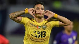 Selebrasi Fabio Lima pemain naturalisasi Uni Emirat Arab (UEA) asal Brazil saat mencetak 2 gol ke gawang Indonesia. Indosport.com