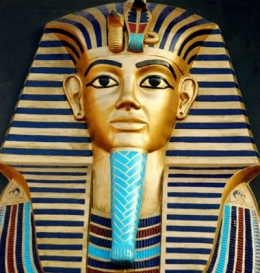 Topeng makam Firaun Tutankhamun yang dilapisi emas,1323 SM (Gopnik,2013) / geology.com