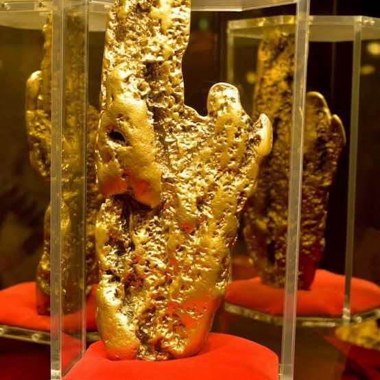 Emas nugget berukuran besar, ditemukan di Australia / shutterstock