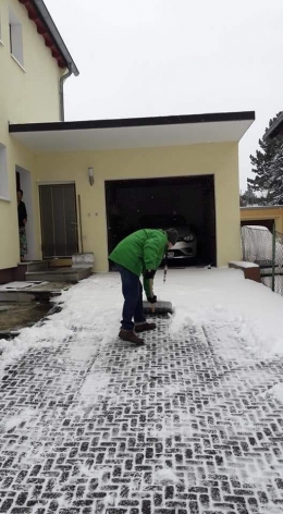 Suami membersihkan tumpukan salju (dokpri)