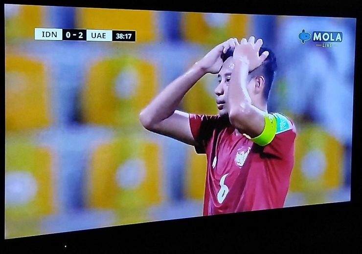 Potret Evan Dimas Darmono Setelah Gagal Eksekusi Tendangan Penalti . Sumber : Mola TV