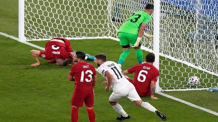 Pemain belakang Turki Merih Demiral melakukan gol bunuh diri di menit ke-53 sehingga menjadikanikan Italia unggul sementara 1-0 atas Turki (sumber : tribunnews.com)