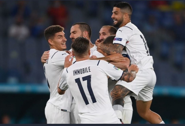 Selebrasi para pemain Italia usai mencetak gol ke gawang Turki di laga pembuka Euro 2020 (Foto: Twitter Gli Azzurri).