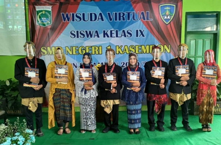 pelajar berprestasi SMPN 1 Kasembon, saat wisuda virtual di SMPN setempat (dokpri)