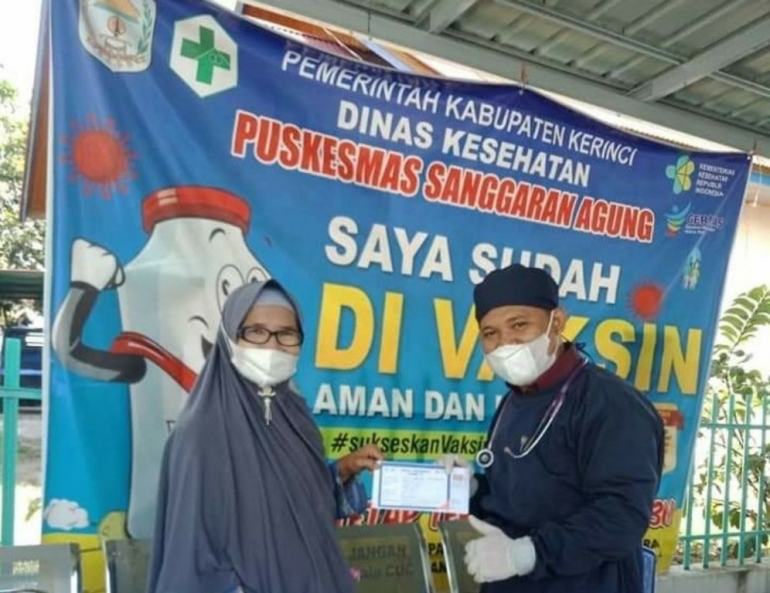 Berfoto selfi bersama Pak Dokter, usai saya divaksin. (Foto Istimewa)