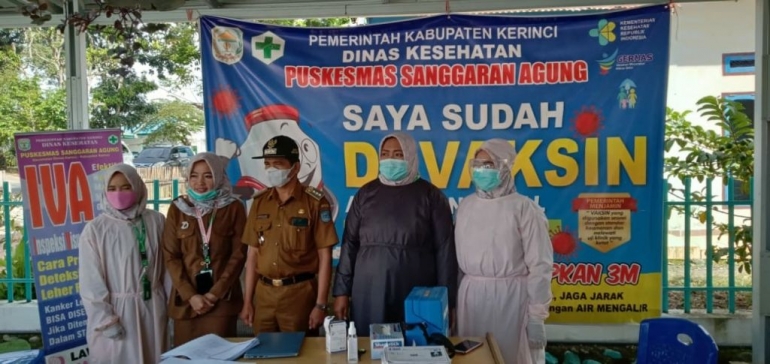 Pimpinan Puskesmas Nila Sartika (nomor 2 dari kiri), dan para pelaksana vaksinasi Puskasmas Sanggaran Agung Kecamatan Danau Kerinci, Kabupaten Kerinci, Jambi. (Foto Istimewa)