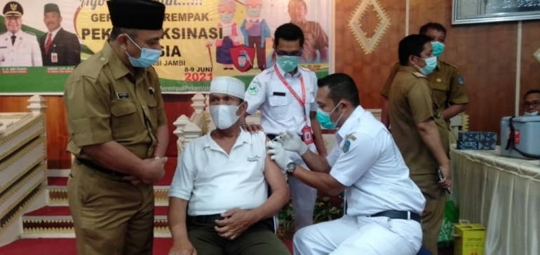 Kakek suami sedang menjalani vaksinasi, di Kota Sungai Penuh. (Foto Istimewa).